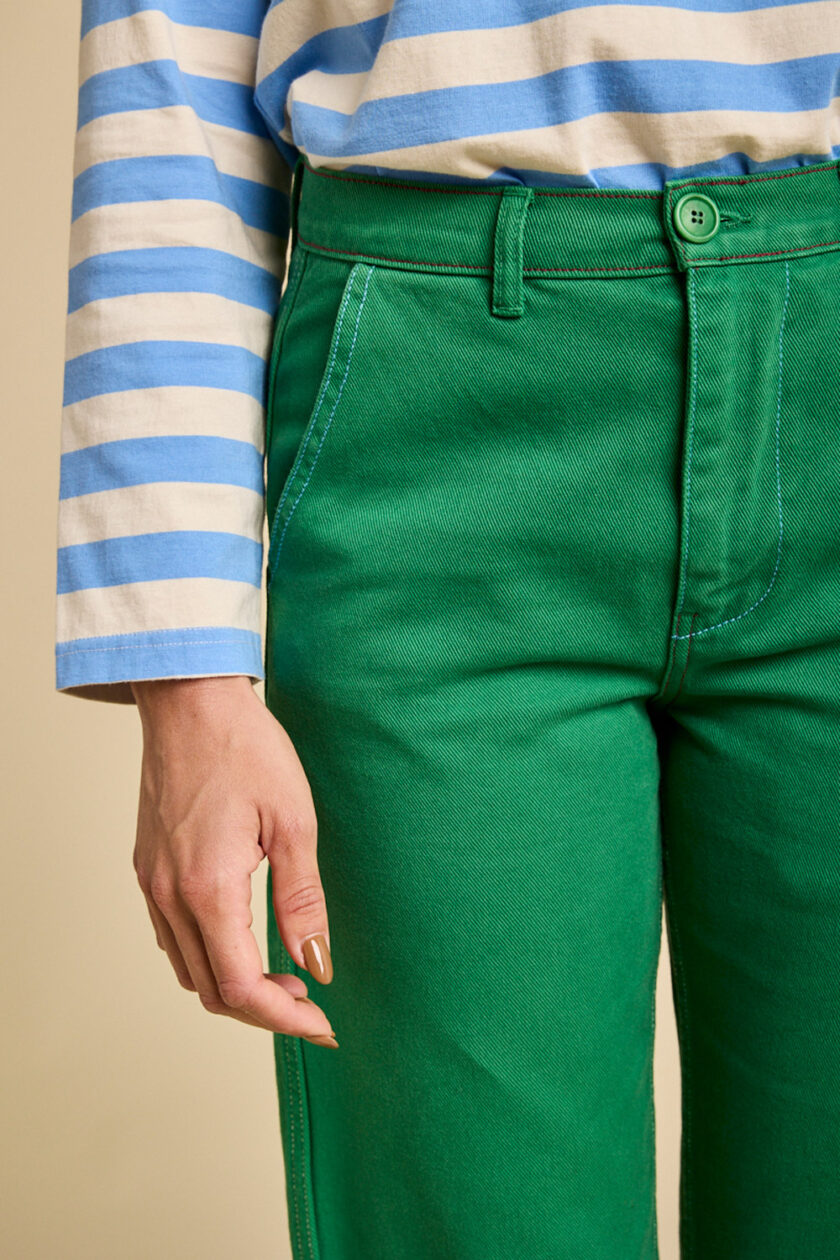 Pantalon Éclore, couleur verte, close-up vue de face, Graine collection SS25